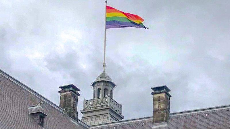 Regenboogvlag stadhuis rotterdam 