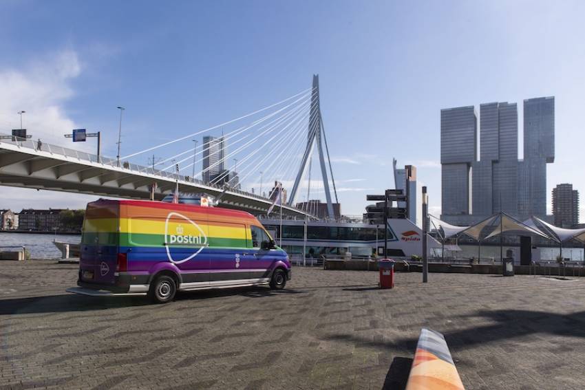 Regenboogbus PostNL in Rotterdam op Coming Out Dag.